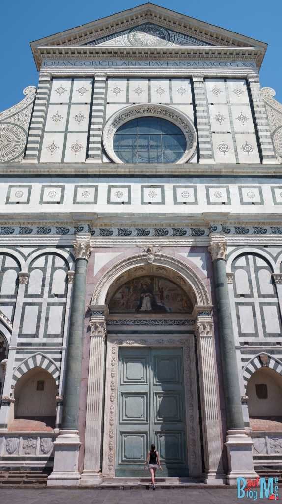 Anna vor Basilika di Santa Maria Novella in Florenz