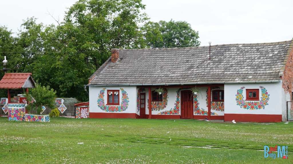 Mit Blümchen bemaltes Haus in Zalipie im Osten Polens