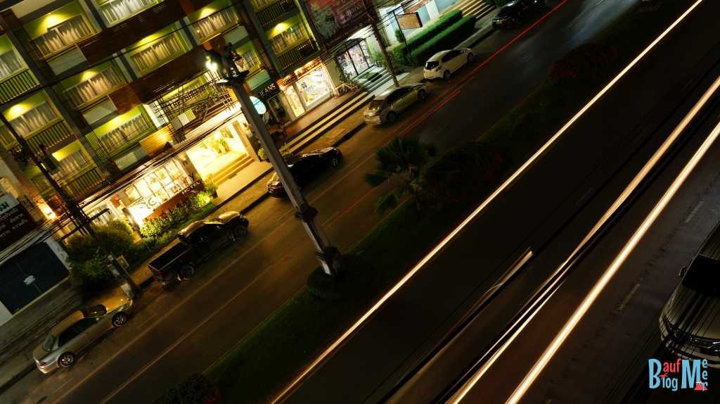 Verkehr in Krabi-Stadt bei Nacht