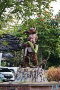 Skulptur vor dem Tugu Adipura Monument in Malang