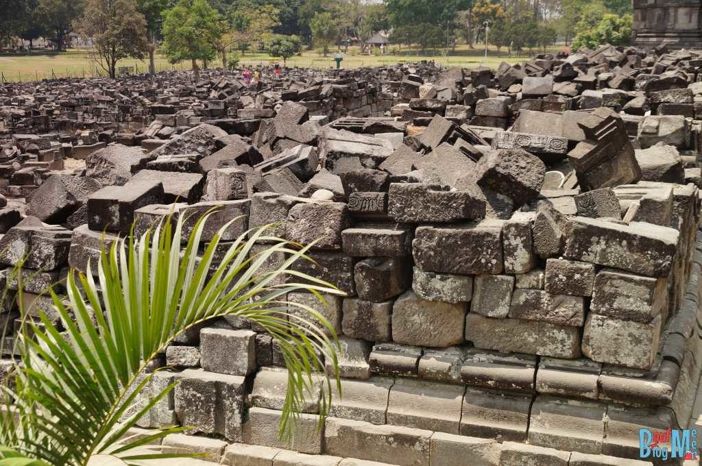 Steinhaufen der zusammengebrochene Prambanan Schreine