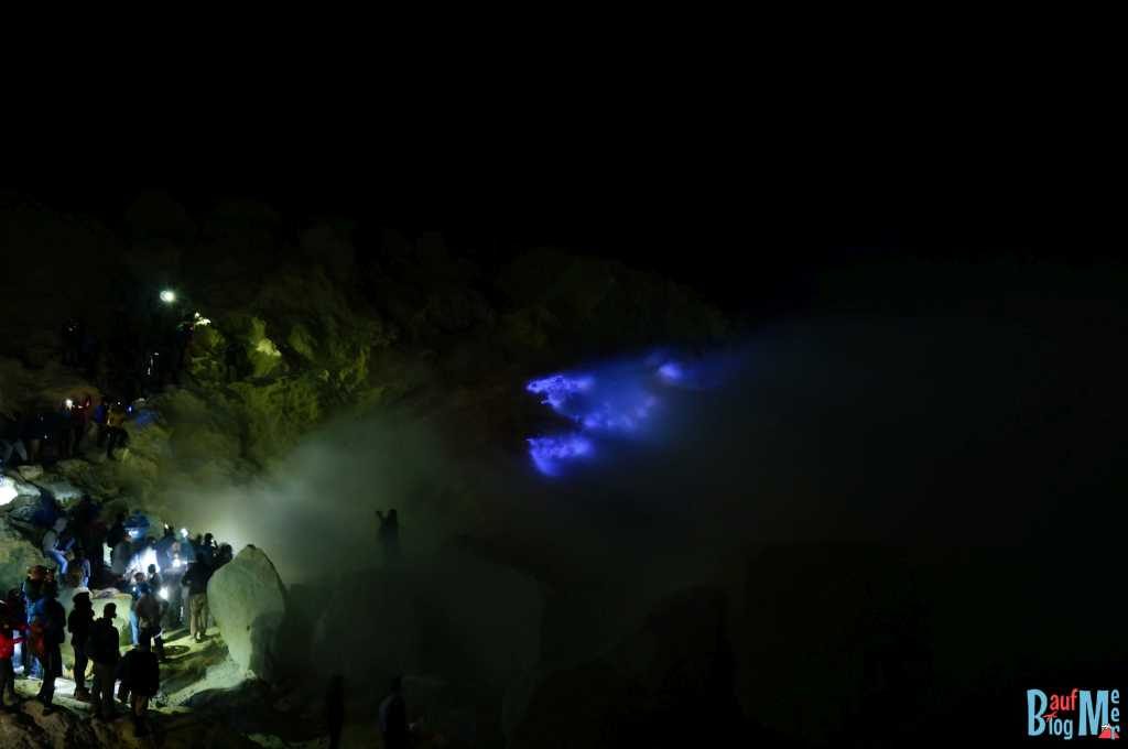 Touristen vor blauem Feuer im Ijen Krater