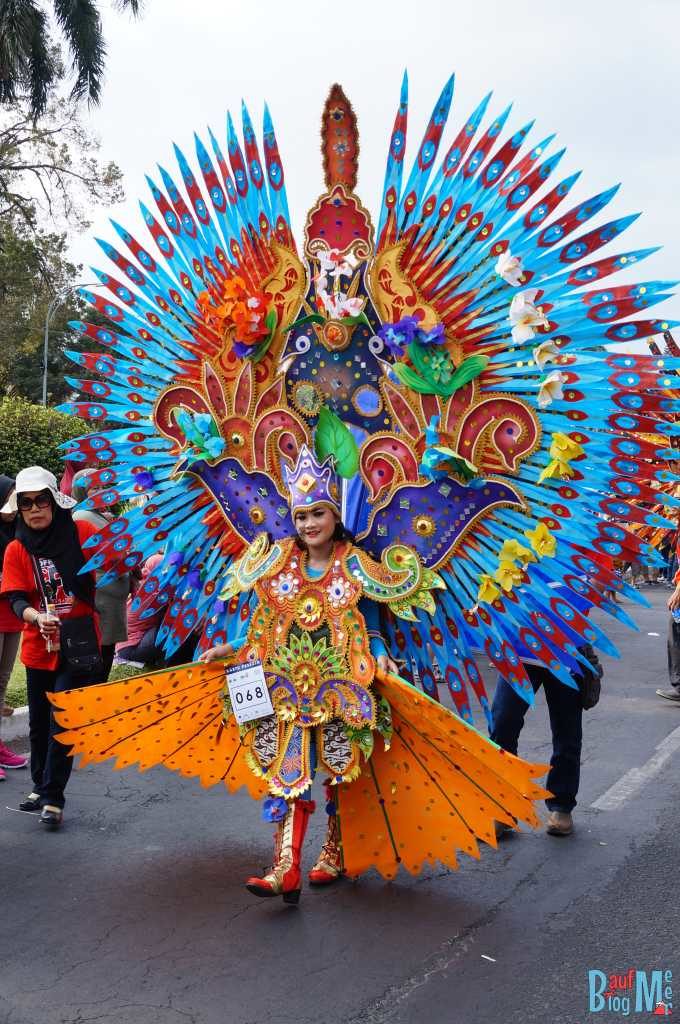 Teilnehmer mit buntem Kostüm beim Flower Carnival in Malang 2017