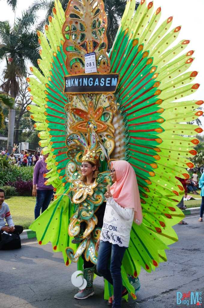 Immer wieder Fotos mit Zuschauern beim Flower Carnival in Malang