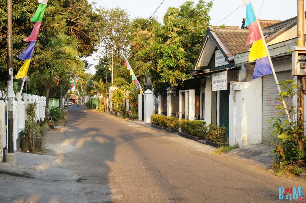 Viele ruhige grüne Straße lassen sich in Yogyakarta finden