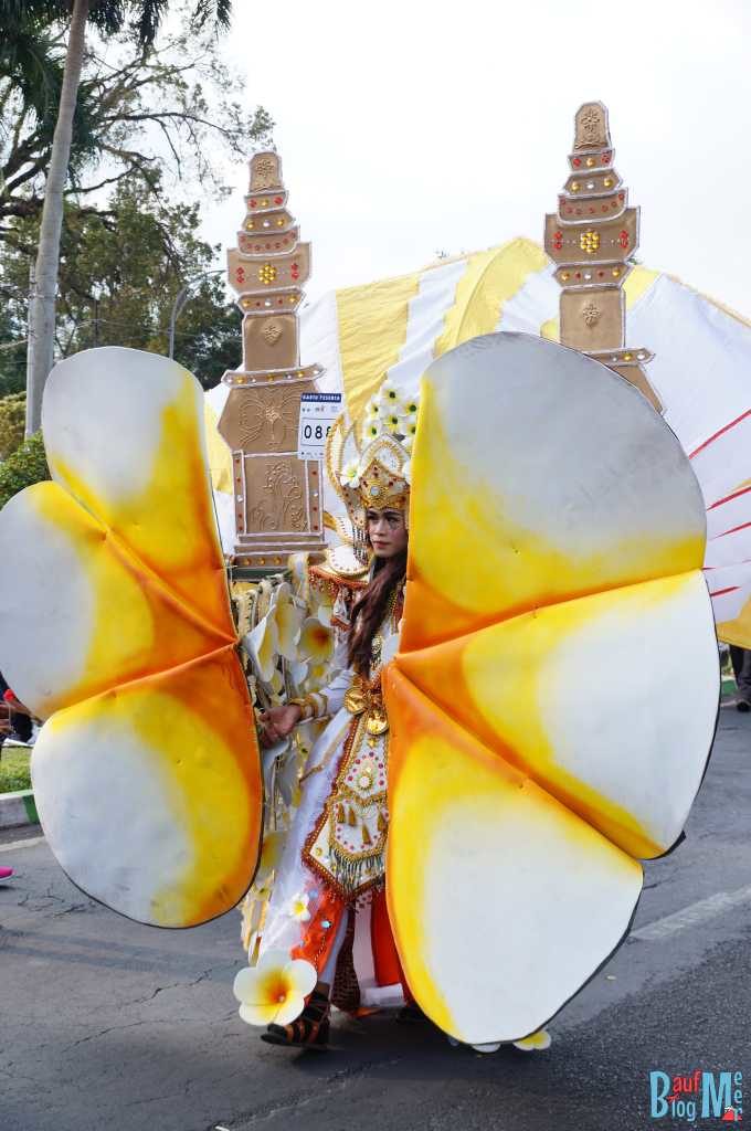 Teilnehmer mit tollem Kostüm beim Flower Carnival in Malang 2017