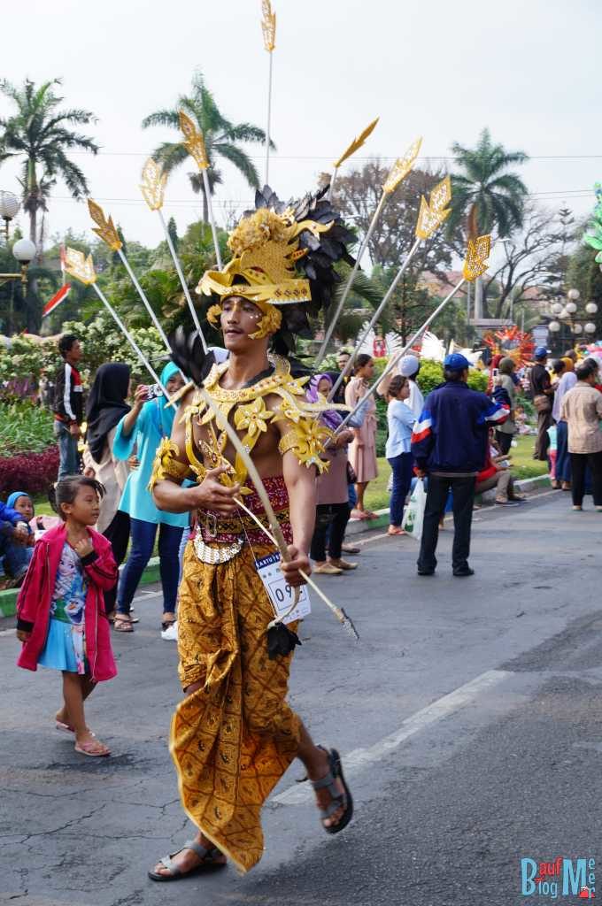 Mal was Anderes. Tolles Kostüm beim Malang Flower Carnival