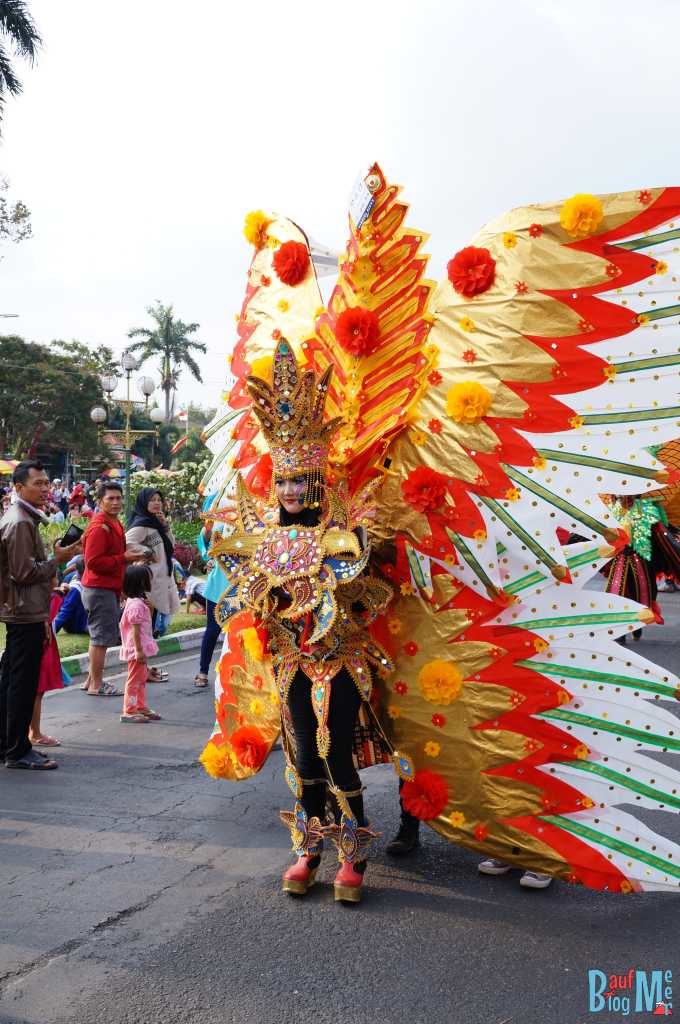 Teilnehmer mit buntem Kostüm beim Flower Carnival in Malang 2017