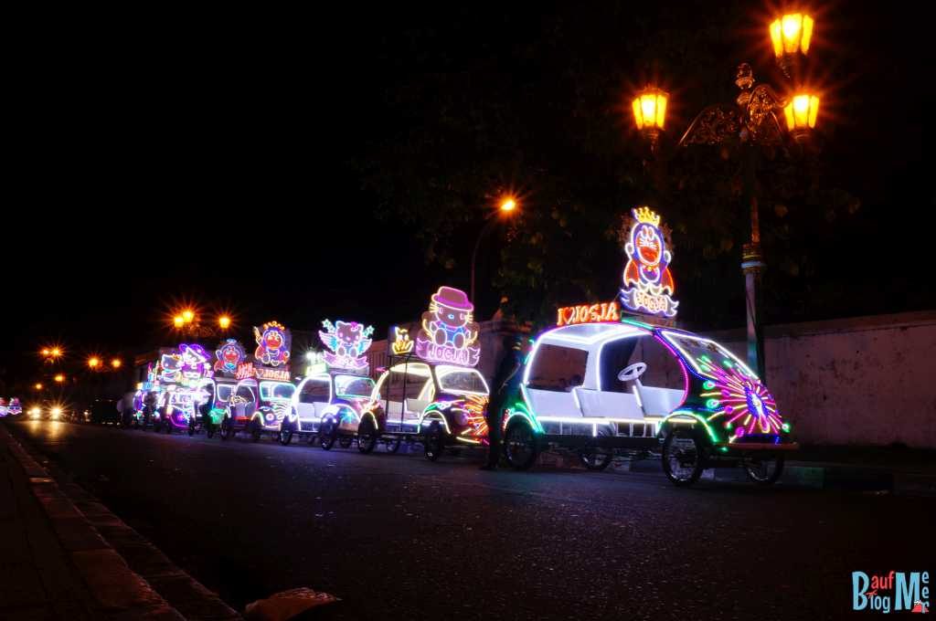 Beleuchtete Autos auf dem Alun Alun Yogyakarta bei Nacht