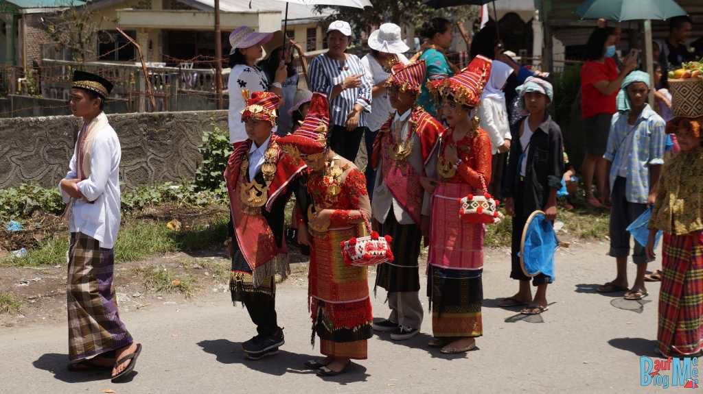 Parade in Berastagi: Traditionelle Hochzeitstracht