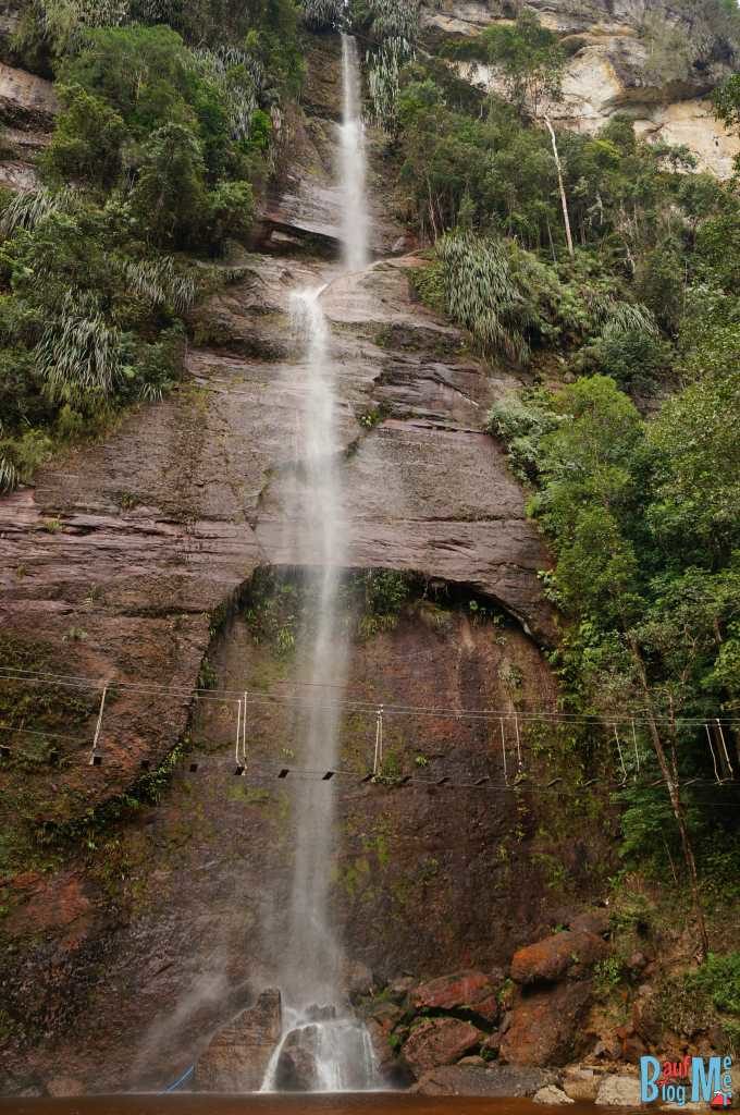 Einer der drei von Essensständen umzingelten Wasserfälle