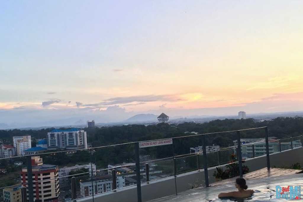 Sonnenuntergang vom Pool in Kuching
