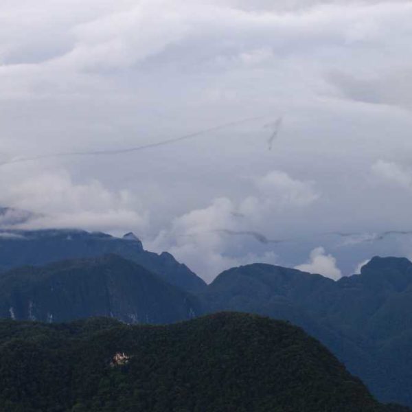 "Bat Exodus" von Weitem beobachtet; Gunung Mulu Nationalpark
