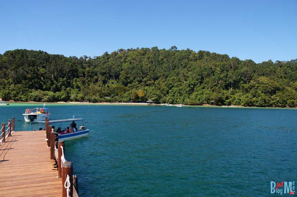 Bootssteg auf der Insel Sapi mit Ausblick auf Insel Gaya