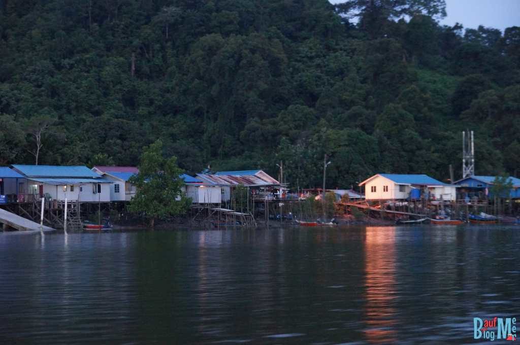 Dorf am Sungai Santubong bei Dämmerung am Ende des Wetland Cruises bei Kuching