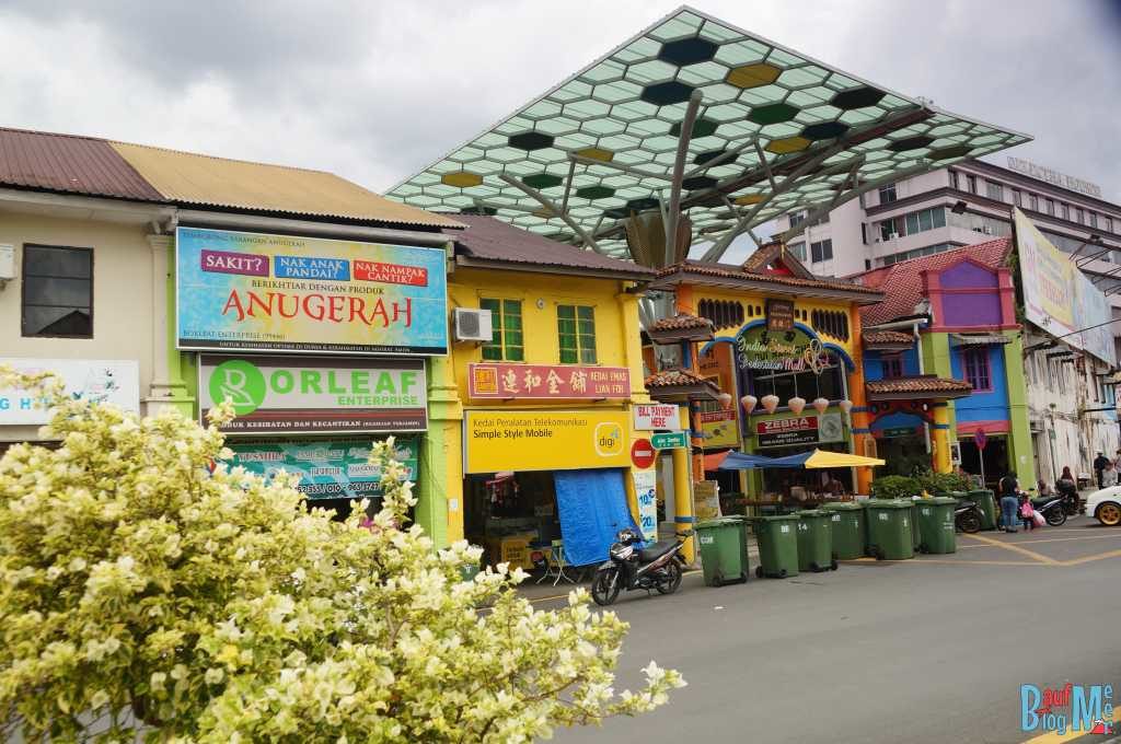 Eingang zur Einkaufsstraße Jalan India in Kuching
