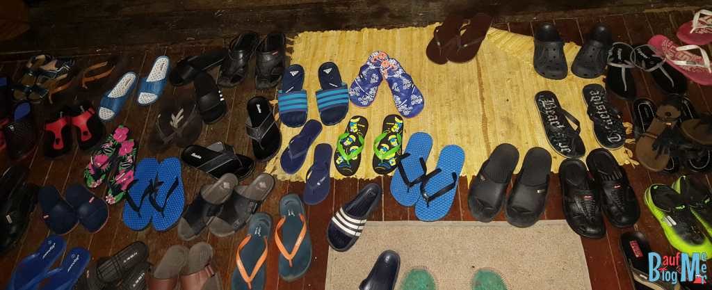 Findet unsere Flip Flops ;). FlipFlop Chaos in unsere Unterkunft nahe Gunung Mulu Nationalpark