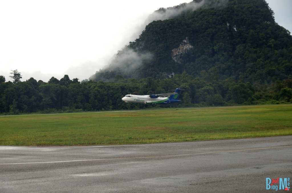 Mas Wings Flugzeug beim Start in Mulu, nahe Gunung Mulu Nationalpark