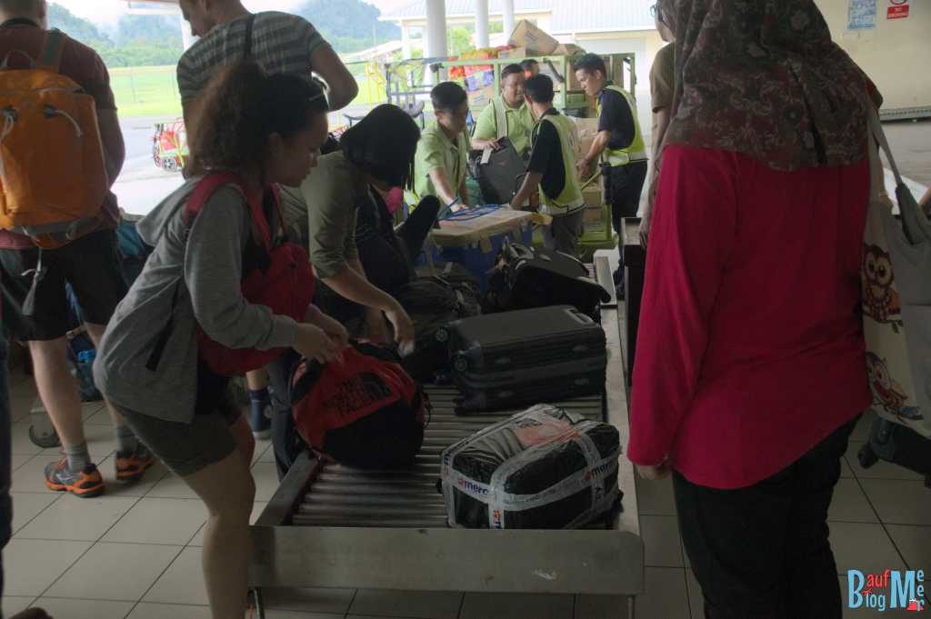 Gepäckausgabe in Mulu, beim Gunung Mulu Nationalpark