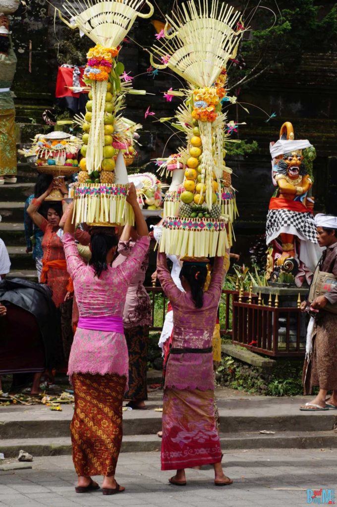 Bali ist: Tradition. Gaben bei einer Hochzeitsprozession