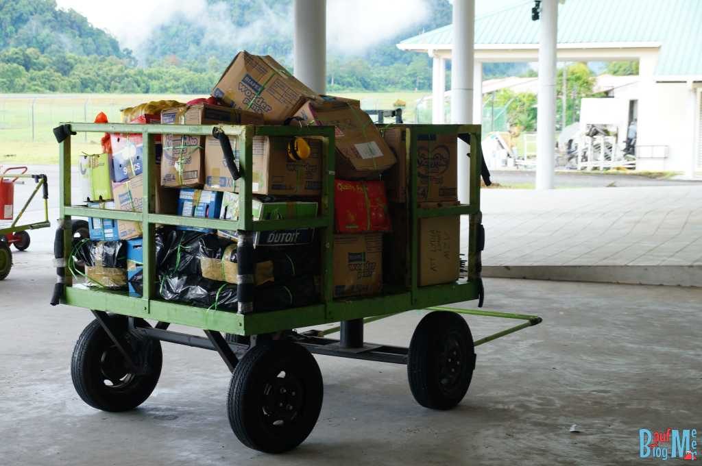 Lebensmittel Lieferung Mulu Flughafen beim Gunung Mulu Nationalpark