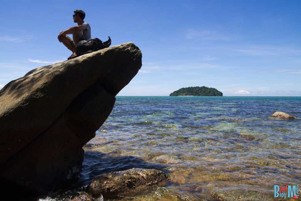 Chillen am Steinstrand der Insel Mamutik. Ausblick auf die Nachbarinsel Sulug. Beide Teil des Tunku Abdul Rahman Nationalparks