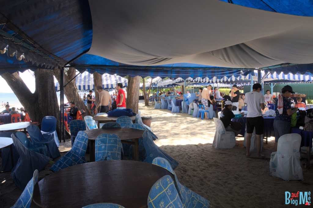 Zelte für die Mittagspause der Tour Touristen auf der Insel Mamutik im Tunku Abdul Rahman Nationalpark