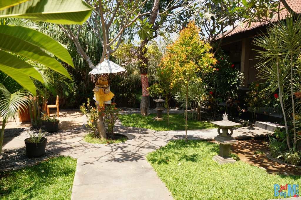 Bali ist: Tolle Homestays. Kleiner Garten mit Schrein in Molas Homestay