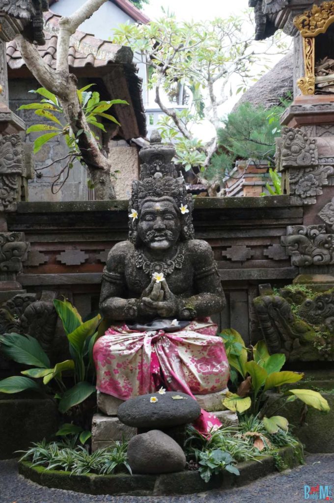 Bali ist: Figuren und Blüten