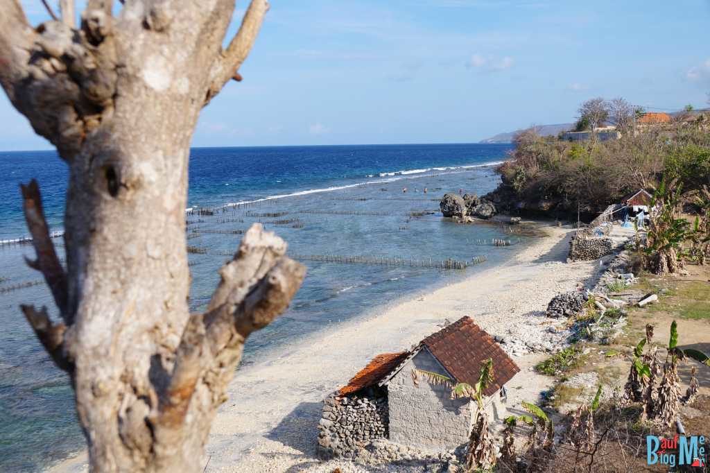 Strand entlang der Straße im Nordosten Nusa Penidas