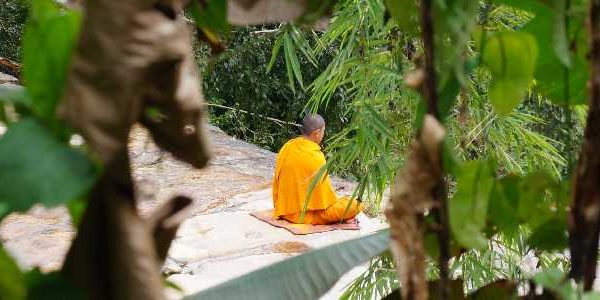 Meditierender buddhistischer Mönch