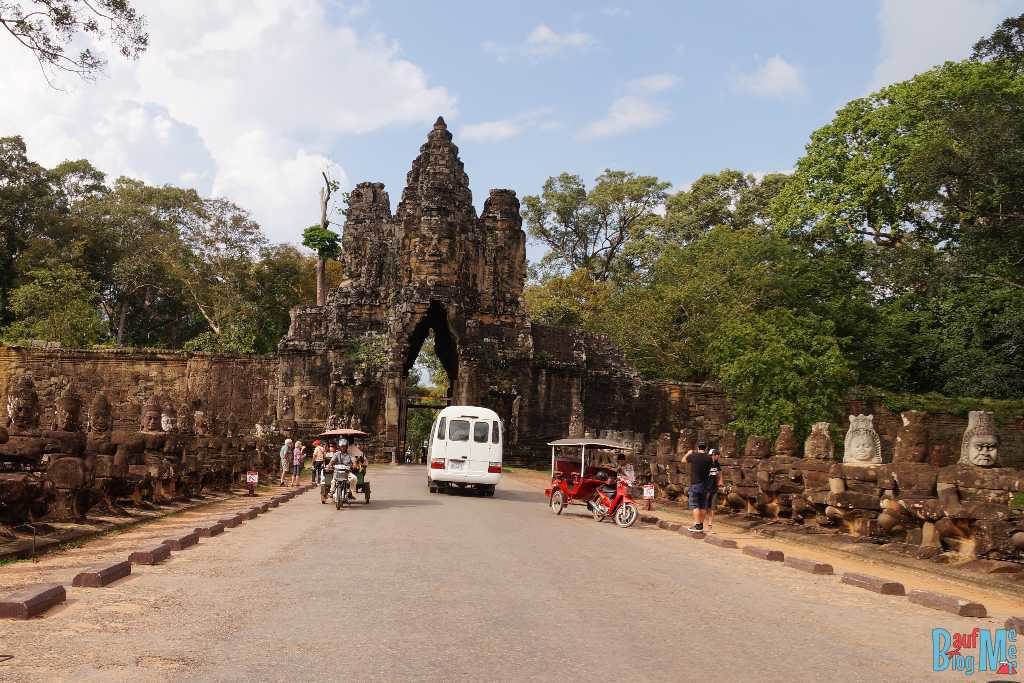 Angkor Tor und Mauer der vielen Köpfe