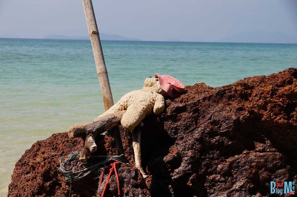 Gesehen auf Ko Mak: Teddy Bär auf Felsen im Meer