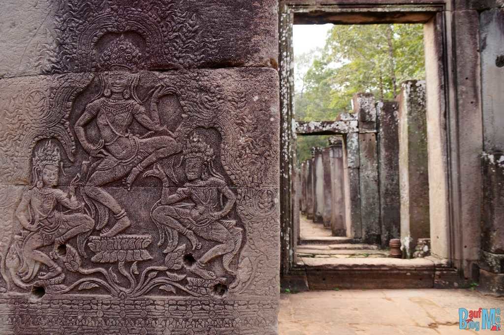 Relief und Gang im Bayon Tempel