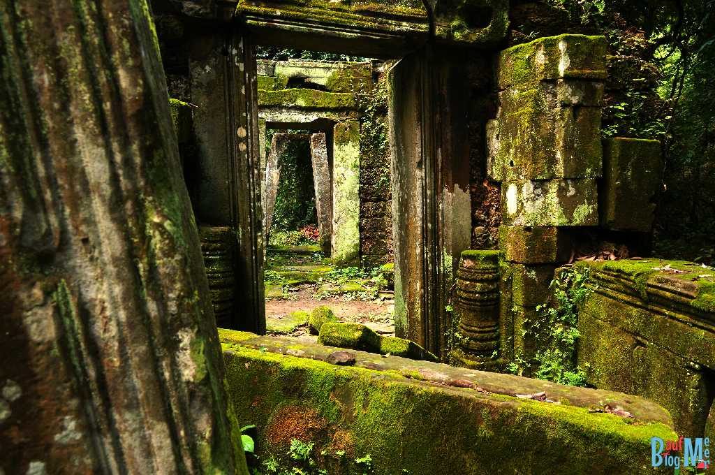 Mit Moos bewachsene Ruinen vor dem Banteay Kdei