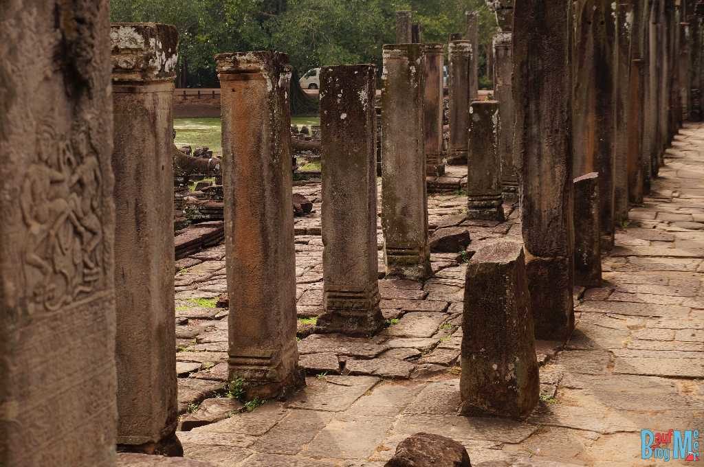 Säulengang ohne Dach im Bayon Tempel