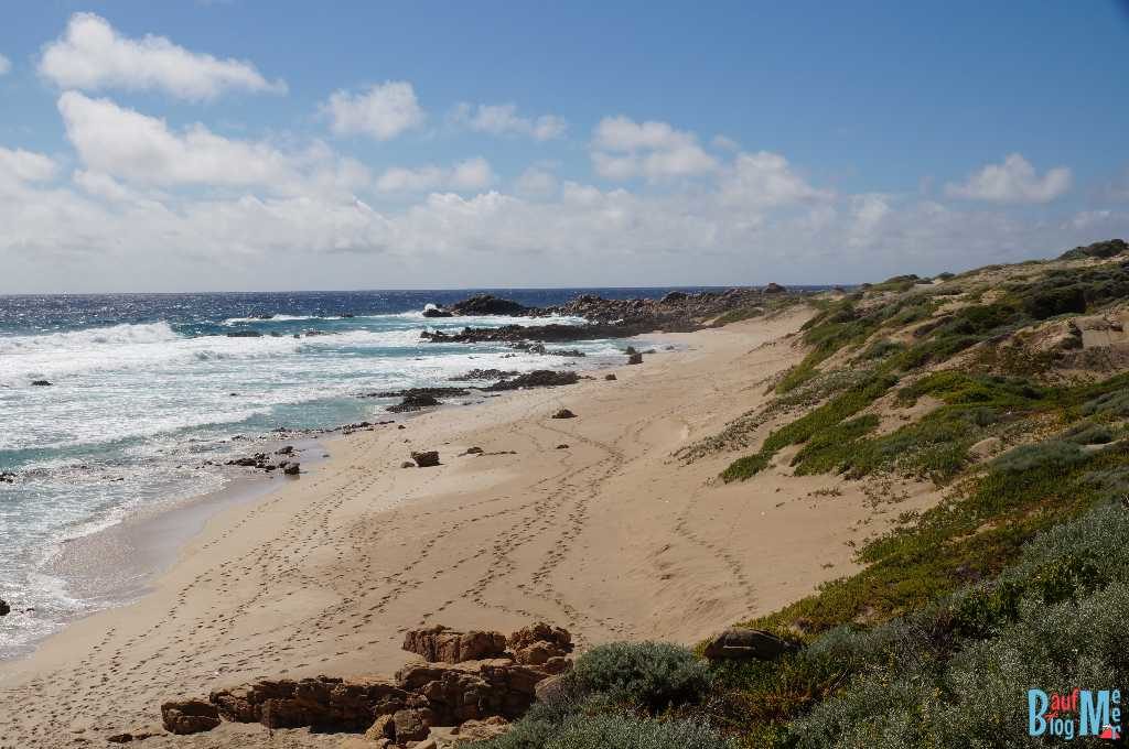 Strand mit Fußsspuren am Cape Naturaliste