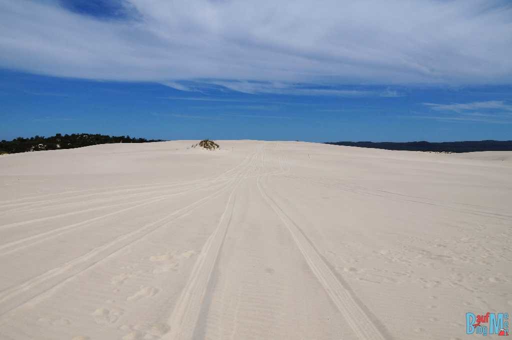 Autospuren im weißen Sand der Düne des d'Entrecasteaux Nationalparks