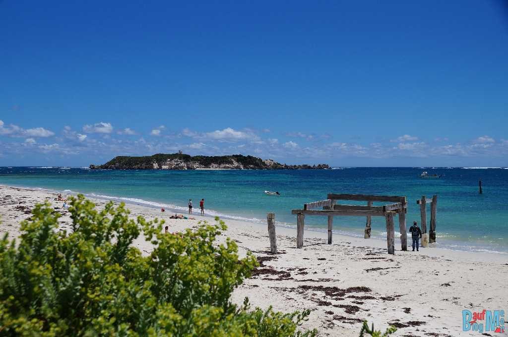 Strand von Hamelin Bay mit Überresten einer Mole