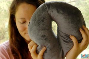 Für Anna gehört ein aufblasbares Nackenkissen unbedingt auf die Weltreise Packliste von Verspannungsgeplagten