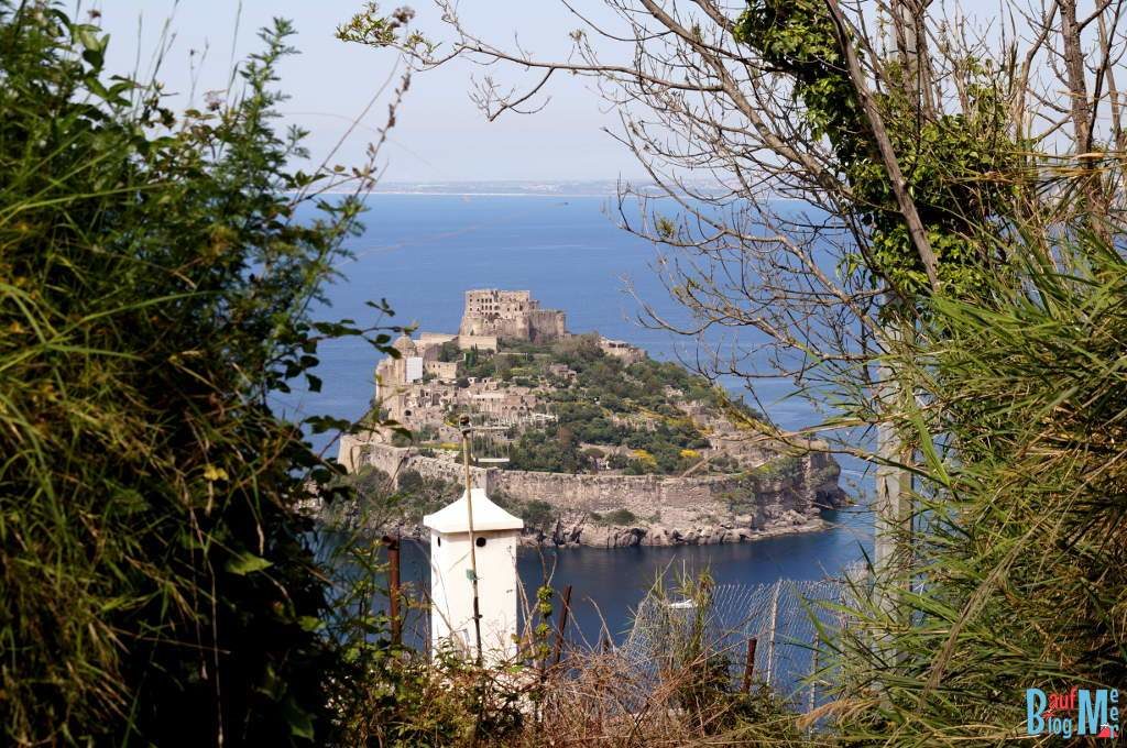 Ausblick auf das Castello Aragonese in Campagnano auf der Insel Ischia