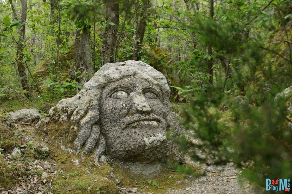 Steinfigur im Wald von Falaga der Insel Ischia bei Neapel