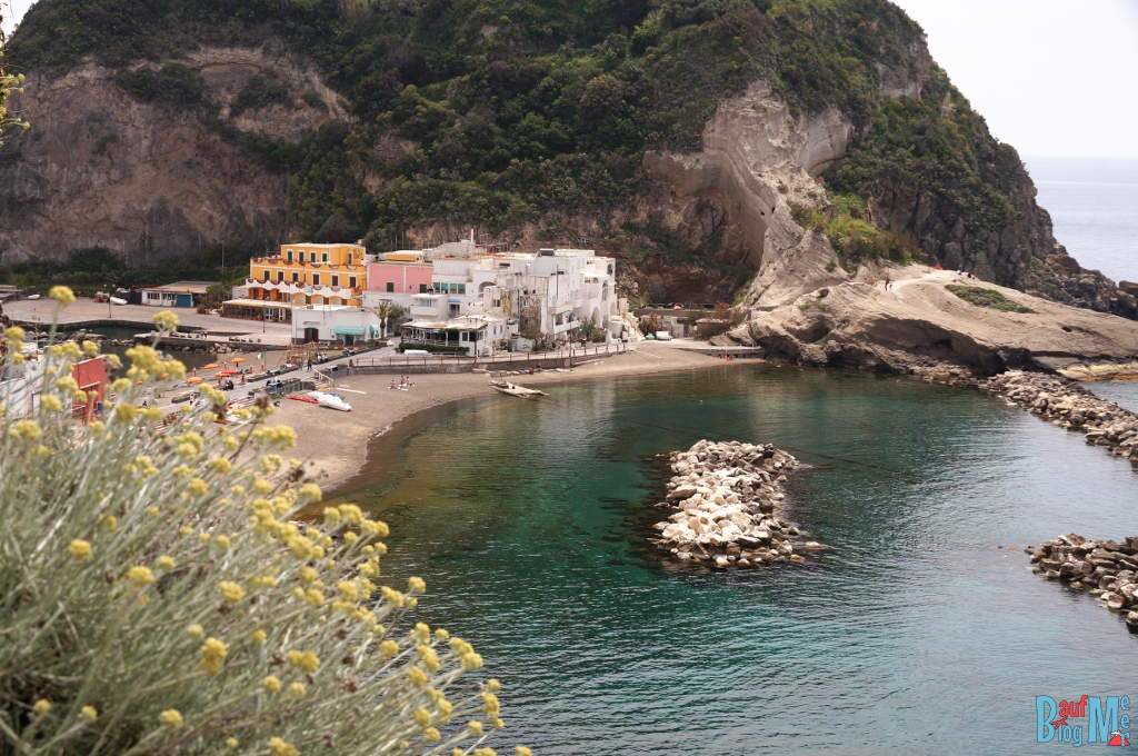 Strand von Sant Angelo auf der Insel Ischia (Italien)