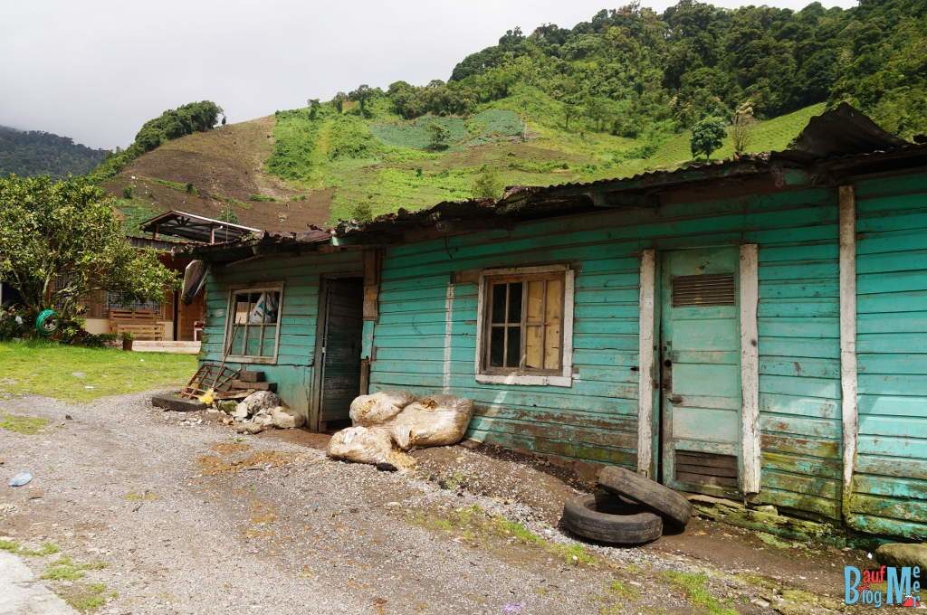 Holzhaus auf dem Weg zum Sendero los Quetzales