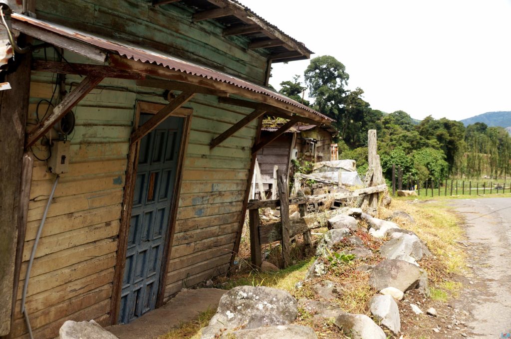 Holzhaus bei Guadalupe auf dem Weg zum Sendero los Quetzales