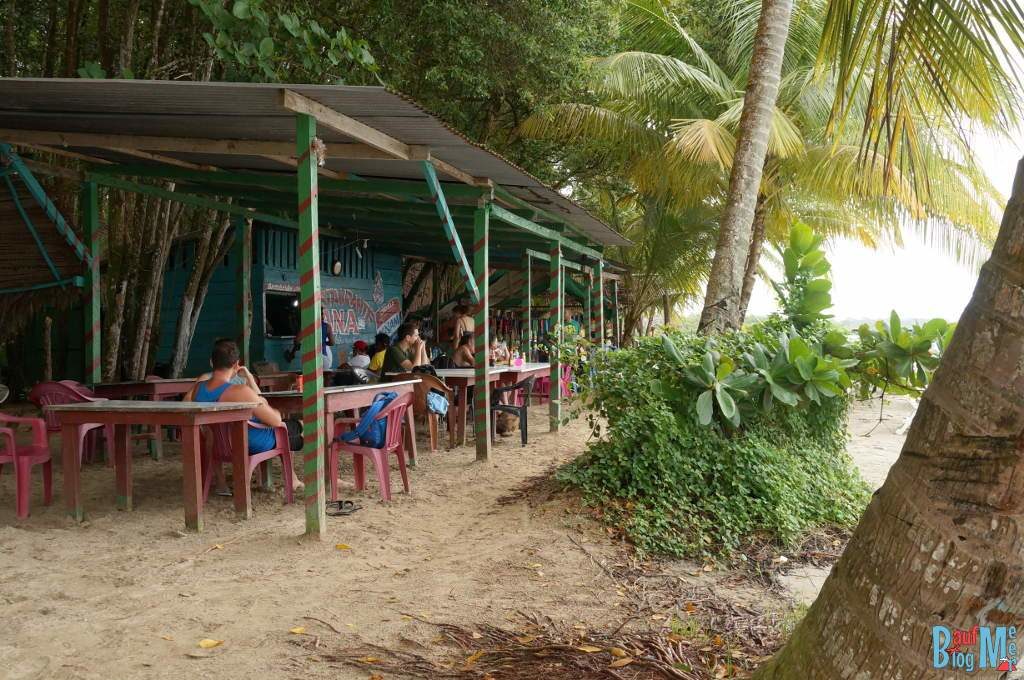 Restaurants an der Playa Estrella in Bocas del Toro zur Regenzeit