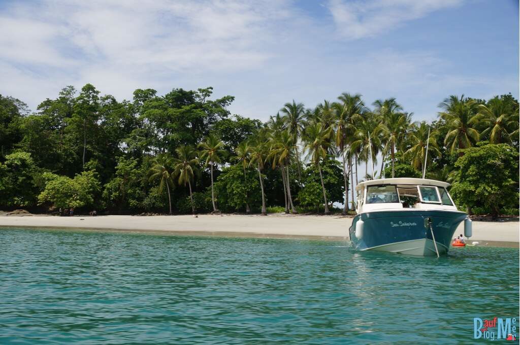 Boot am palmengesäumten Strand der Isla Gamez im Golf von Chiriqui