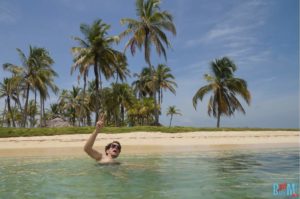 Chris im Meer vor einer Insel in San Blas Panama