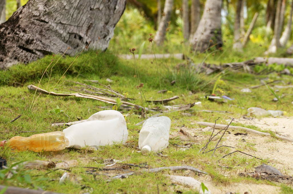 Plastikflaschen an der Küste des San Blas Archipels
