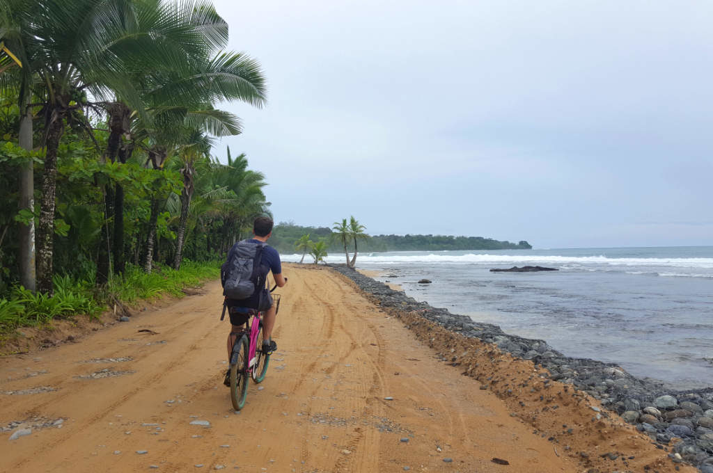 Mit dem Fahrrad unterwegs auf Isla Colón im Bocas del Toro Archipel